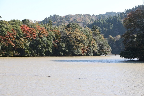 亀山湖と深溝の滝3.jpg